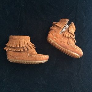 Minnetonka fringe booties size 2 baby girl